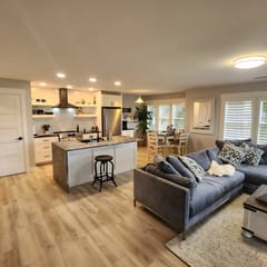 Renovated King Bed Condo near beach with pool access.