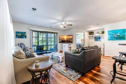 Close to the Beach : Turtle Cove Haven: Your Coastal Escape