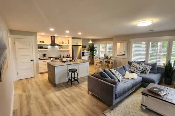 Renovated King Bed Condo near beach with pool access. - Image 1