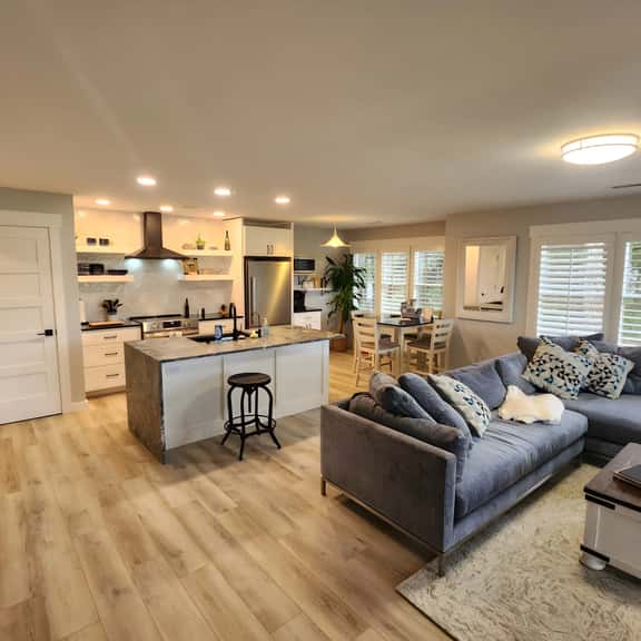 Renovated King Bed Condo near beach with pool access. - Image 1
