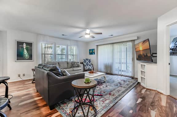 Close to the Beach : Turtle Cove Haven: Your Coastal Escape