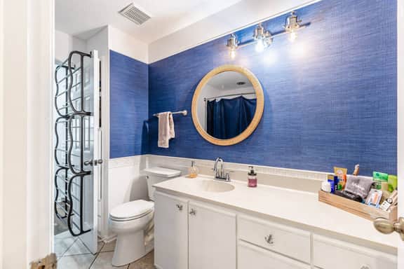 Close to the Beach : Turtle Cove Haven: Your Coastal Escape