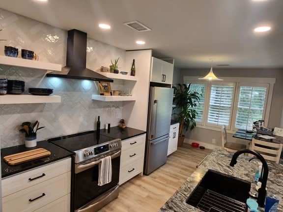 Renovated King Bed Condo near beach with pool access.