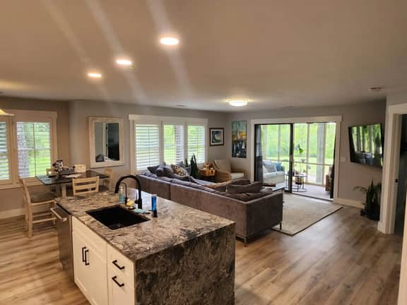Renovated King Bed Condo near beach with pool access.