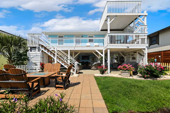 Beach Cottage OIB: a short walk to the beach